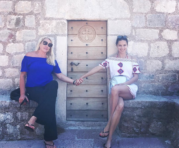 Адријана Лима истражује обалу са бившом свекрвом